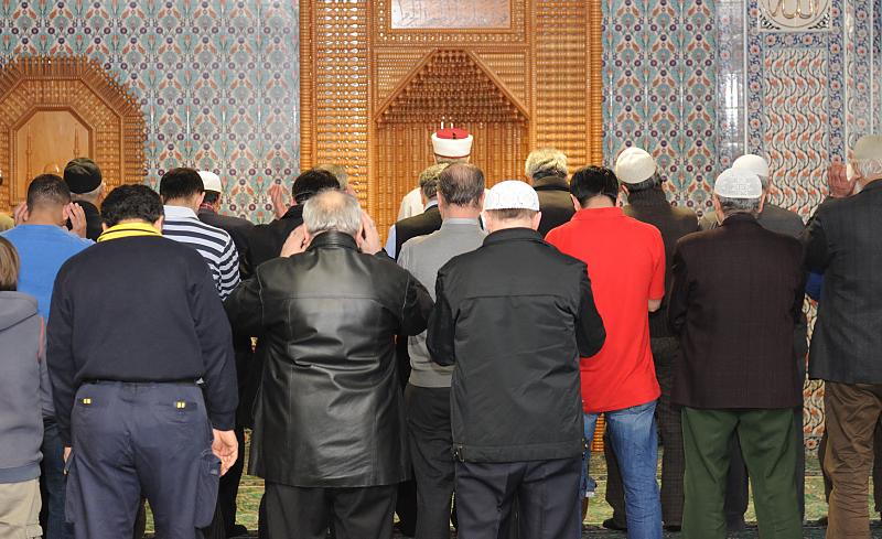 2313 Gebet Mittagsgebet im Gebetsraum der Harburger Moschee. | Eyüp Sultan Camii -  Moschee; Hamburg Harburg Knoopstrasse.